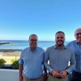 El alcalde de Arrecife con el director del Hotel Lancelot y el representante de la familia propietaria