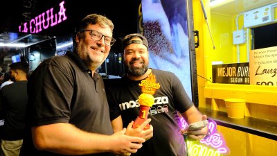 El alcalde de San Bartolomé Isidro Pérez entrega el primer premio a la mejor hamburguesa al establecimiento Mostazza