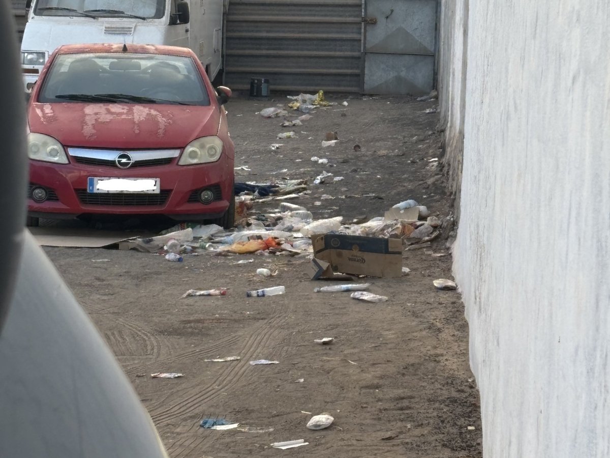 Vehículos abandonados en Altavista donde viven algunas personas Vehículos abandonados en Altavista donde viven algunas personas
