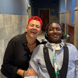 Gibbi Jallow junto a la periodista Loreto Gutiérrez Prats.