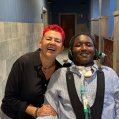 Gibbi Jallow junto a la periodista Loreto Gutiérrez Prats.