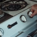 Una persona activa un electrodoméstico  poco eficiente