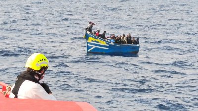 Rescate de una patera al este de La Graciosa (Fotos: Salvamento Marítimo)