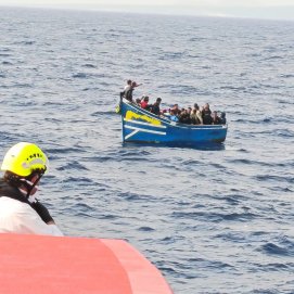 Rescate de una patera al este de La Graciosa (Fotos: Salvamento Marítimo)