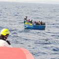 Rescate de una patera al este de La Graciosa (Fotos: Salvamento Marítimo)