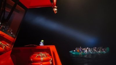 Un total de 62 personas rescatadas de una embarcación neumática en la madrugada de este miércoles. Foto: Salvamento Marítimo.