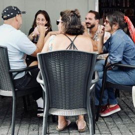 Unos clientes disfrutan de una terraza en Arrecife. Foto: redes sociales.