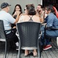 unos clientes disfrutando del restaurante arrecifeno