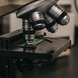 Vista detallada de un microscopio de laboratorio, esencial para la investigación y el análisis científico.
