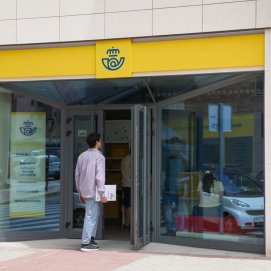 Un joven se dirige a Correos.