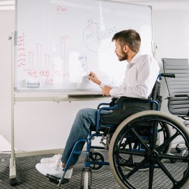 Un joven universitario calcula datos para una reunión empresarial
