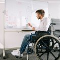 Un joven universitario calcula datos para una reunión empresarial
