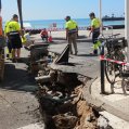 Operarios inspeccionan la red de saneamiento de la calle Guenia con la Avenida Fred Olsen