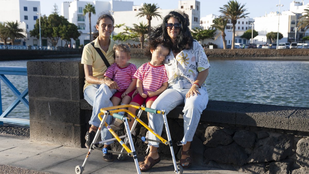 Natalia y Nayra junto a sus dos hijas mellizas. Foto: Juan Mateos. Natalia y Nayra junto a sus dos hijas mellizas. Foto: Juan Mateos.