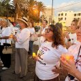 Personas manifestándose frente al Hospital Insular