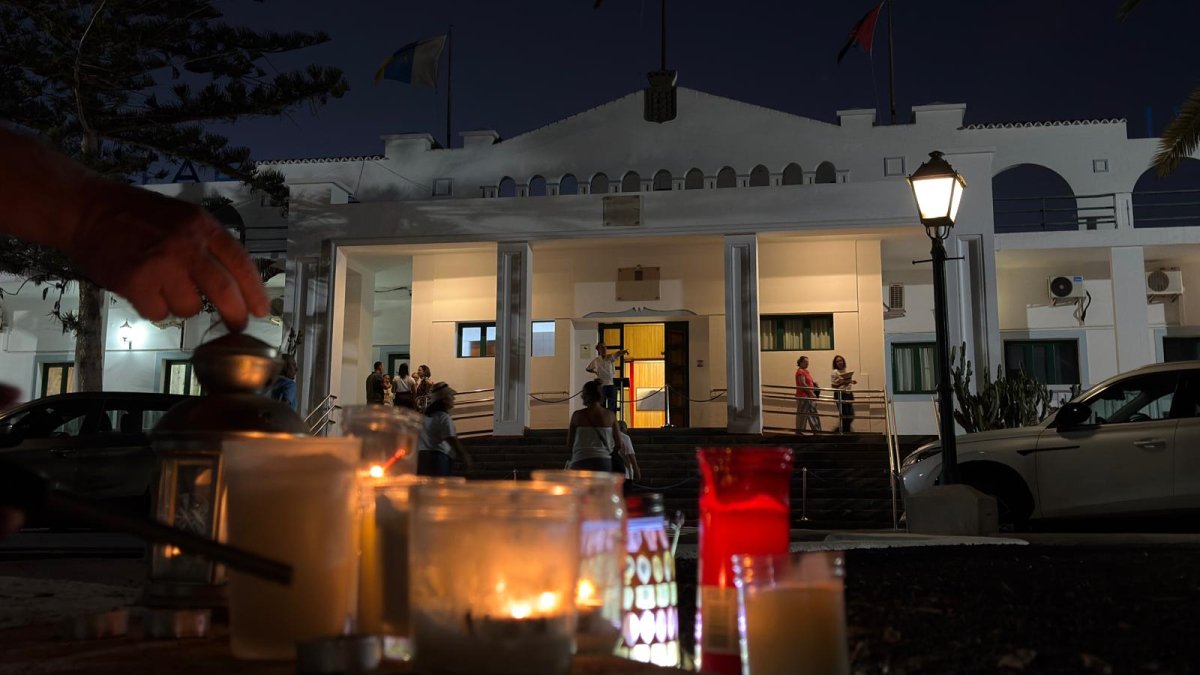 Velas frente al Hospital Insular. Foto: Juan Mateos. Velas frente al Hospital Insular. Foto: Juan Mateos.