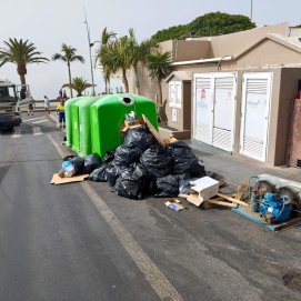 Residuos en la vía pública en Puerto del Carmen
