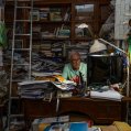 Francisco Hernández Delgado, cronista de Teguise, revisando documentación