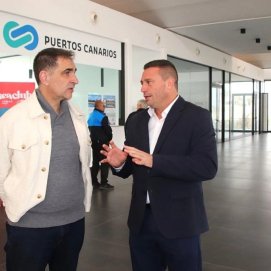 Óscar Noda y el director gerente de Puerto Canarios, Gilberto Moreno.