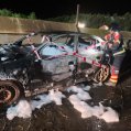 Coche incendiado en Uga. Foto: Consorcio de Emergencias