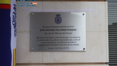 Homenaje al agente fallecido en la playa del Orzán