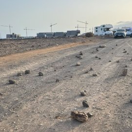 Piedras en la entrada de Los Ancones