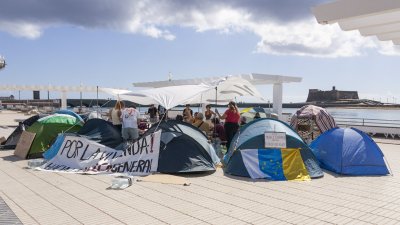Acampados por la vivienda en Arrecife. Foto: Juan Mateos