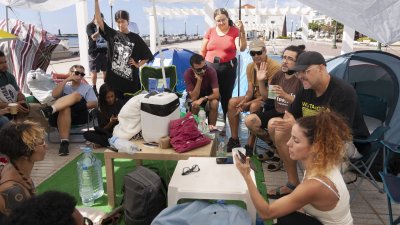 Acampados por la vivienda en Arrecife. Foto: Juan Mateos