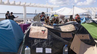 Acampados por la vivienda en Arrecife. Foto: Juan Mateos