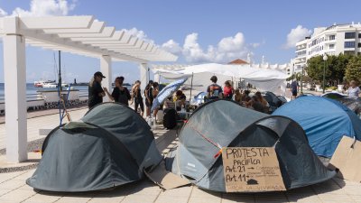 Acampados por la vivienda en Arrecife. Foto: Juan Mateos