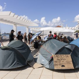 Acampados por la vivienda en Arrecife. Foto: Juan Mateos