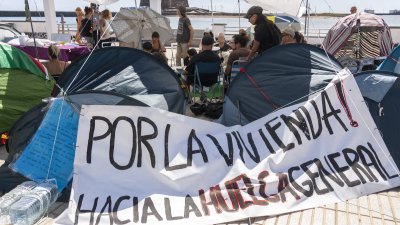 Acampados por la vivienda en Arrecife. Foto: Juan Mateos