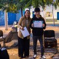 Maite Corujo entrega diplomas para el curso de español para extranjeros.