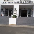Escultura de Blas Cabrera Felipe en el instituto situado en Arrecife que lleva su nombre