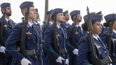 Izado de bandera nacional en Arrecife. Fotos: Juan Mateos.