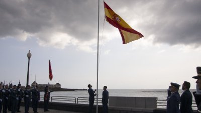 Izado de bandera nacional en Arrecife. Fotos: Juan Mateos.