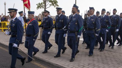 Izado de bandera nacional en Arrecife. Fotos: Juan Mateos.