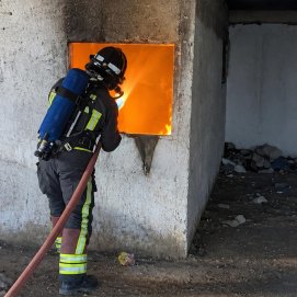Bomberos sofocan uno de los incendios