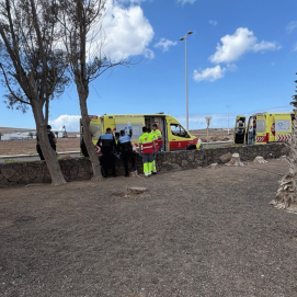 Un dispositivo de Emergencias socorre a los heridos por arma blanca. Foto: Cedida.