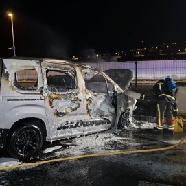 Vehículo calcinado en Playa Blanca. 