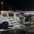 Vehículo calcinado en Playa Blanca. 