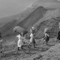 Mujeres bajando el Risco 