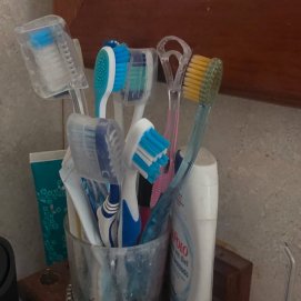 Cepillos de dientes en la vivienda de Deisy.