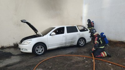 Incendio de un coche abandonado en Arrecife