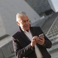 Un hombre realiza una gestión digital a través de tu teléfono.