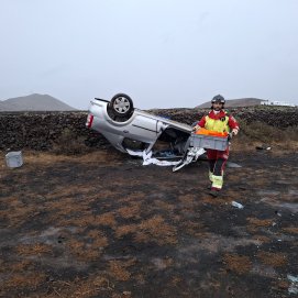 Vuelco de vehículo en Tinajo. Foto: Consorcio de Emergencias