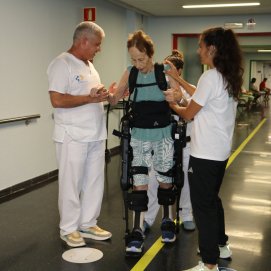 Paciente en rehabilitación con el exoesqueleto