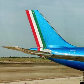 Un avión con la bandera italiana en la región de Roma