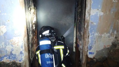 Bomberos sofocando las llamas en una vivienda.