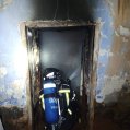 Bomberos sofocando las llamas en una vivienda.